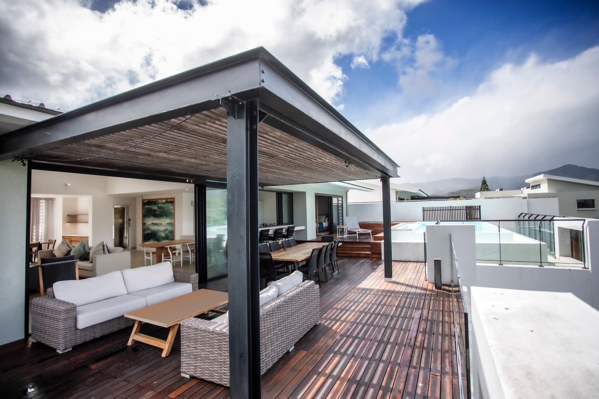 Terrasse spacieuse avec mobilier en bois pour des moments conviviaux en extérieur.  
Piscine privée à proximité, offrant une vue dégagée sur l'environnement.  
Zone ombragée permettant de profiter de l'extérieur tout en restant au frais.  
Agencement fonctionnel favorisant le confort pour les loisirs en plein air.  
Espace extérieur bien aménagé pour des repas en plein air