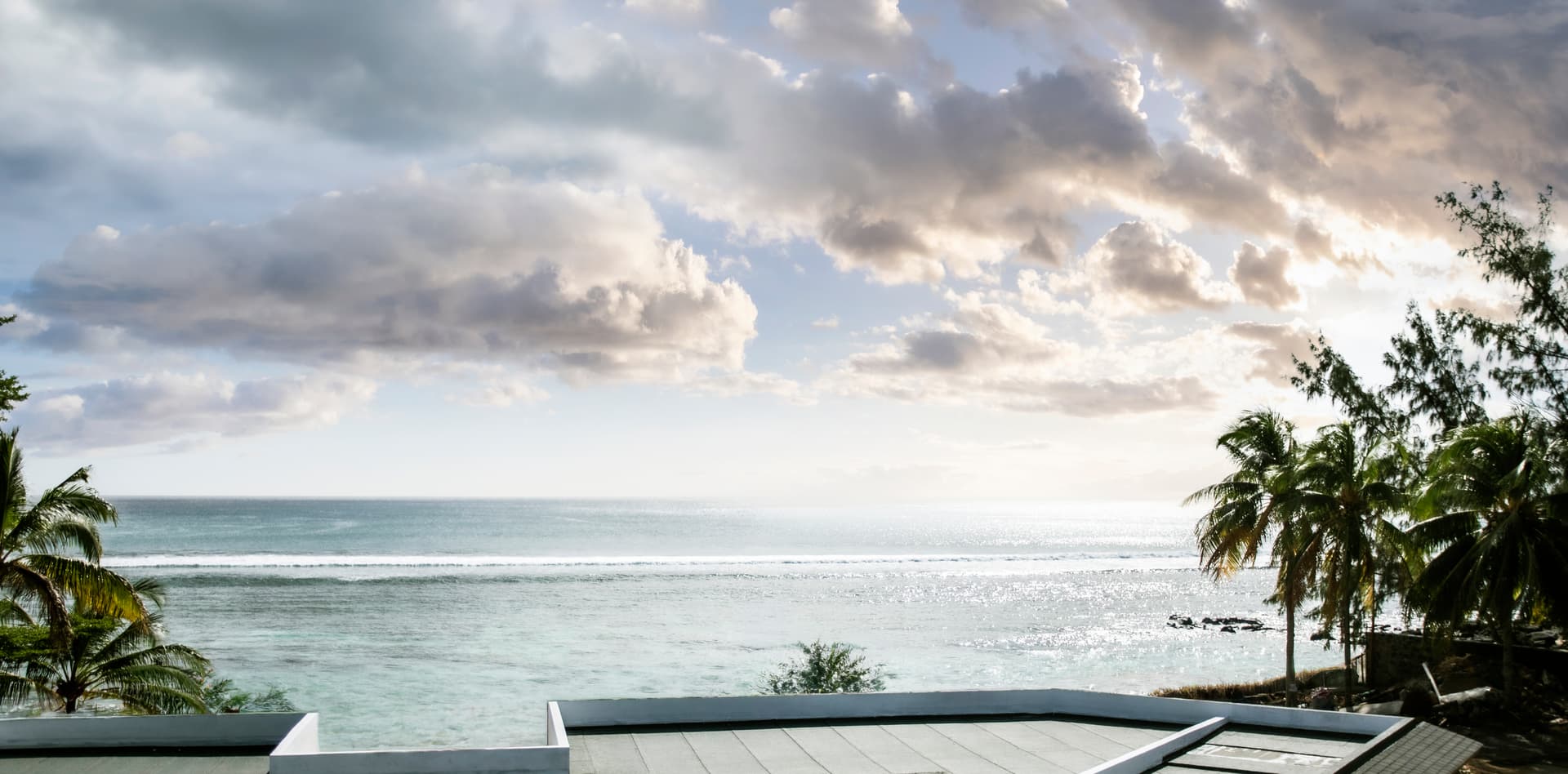 Vue dégagée sur l'océan depuis le balcon du duplex.  
Terrasse spacieuse avec accès direct à la plage.  
Baies vitrées laissant entrer une lumière naturelle abondante.  
Espace de vie ouvert favorisant une circulation agréable.  
Mobilier contemporain en harmonie avec l'environnement extérieur.