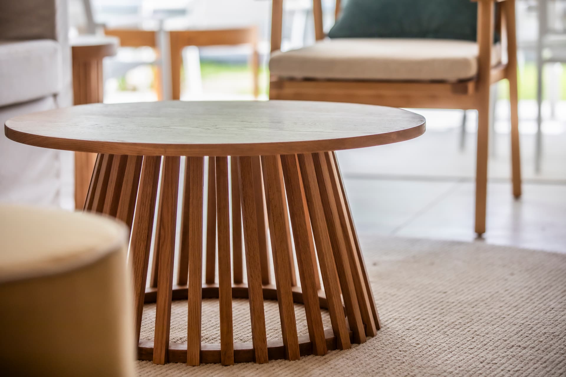 Table basse en bois avec un design moderne et épuré.  
Matériaux naturels donnant une touche chaleureuse à l'espace.  
Éléments géométriques ajoutant une note contemporaine au décor.  
Surface lisse offrant une fonctionnalité pour des moments de convivialité.  
Agencement bien pensé pour favoriser la circulation dans la pièce.