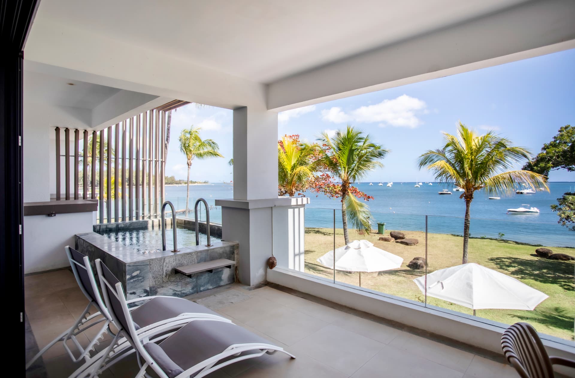 Luxury Beachfront Apartment - Amazing Views & Pool