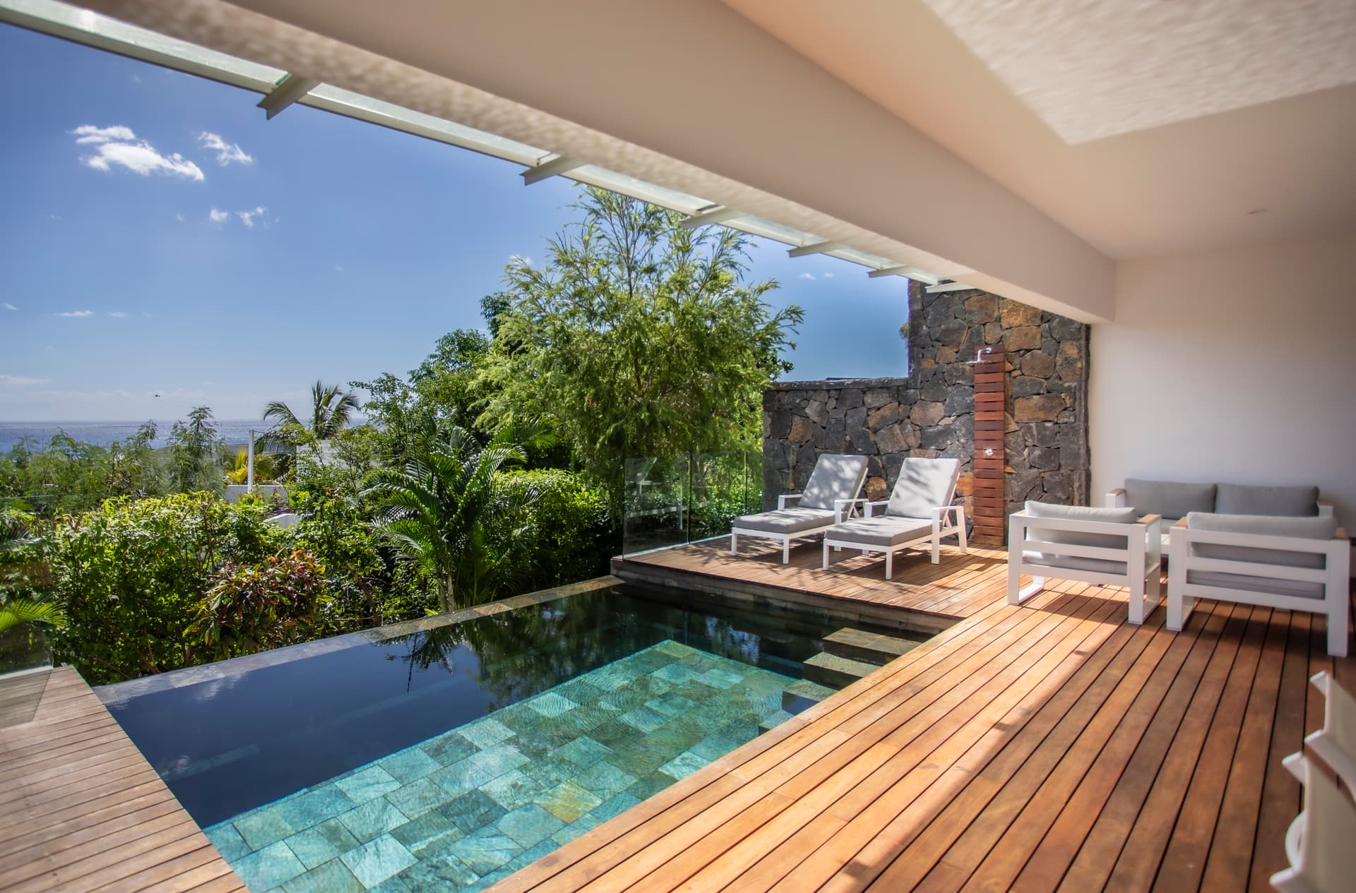 Appartement moderne avec piscine privée et vue mer