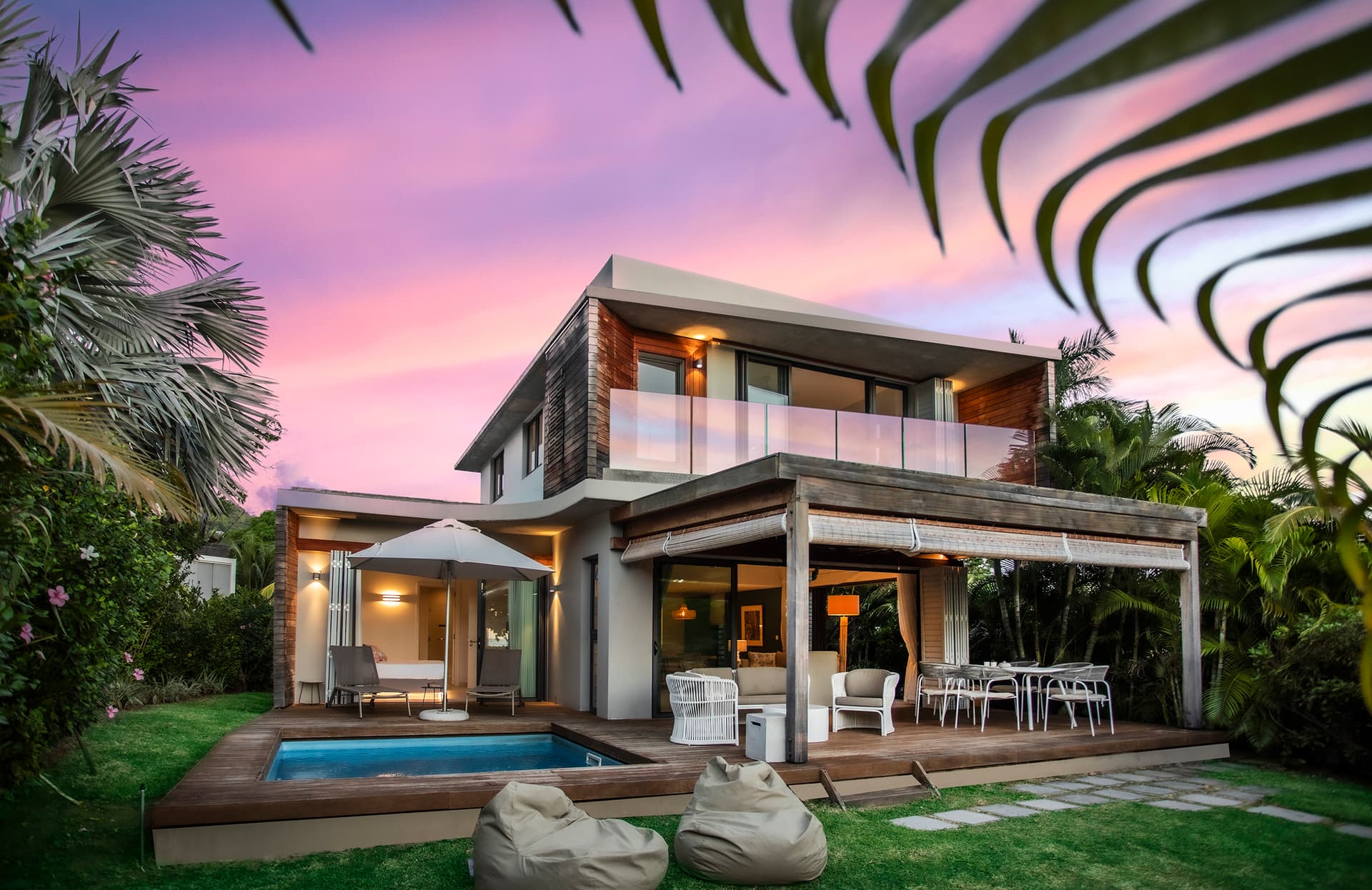Beachfront Luxury Villa & pool