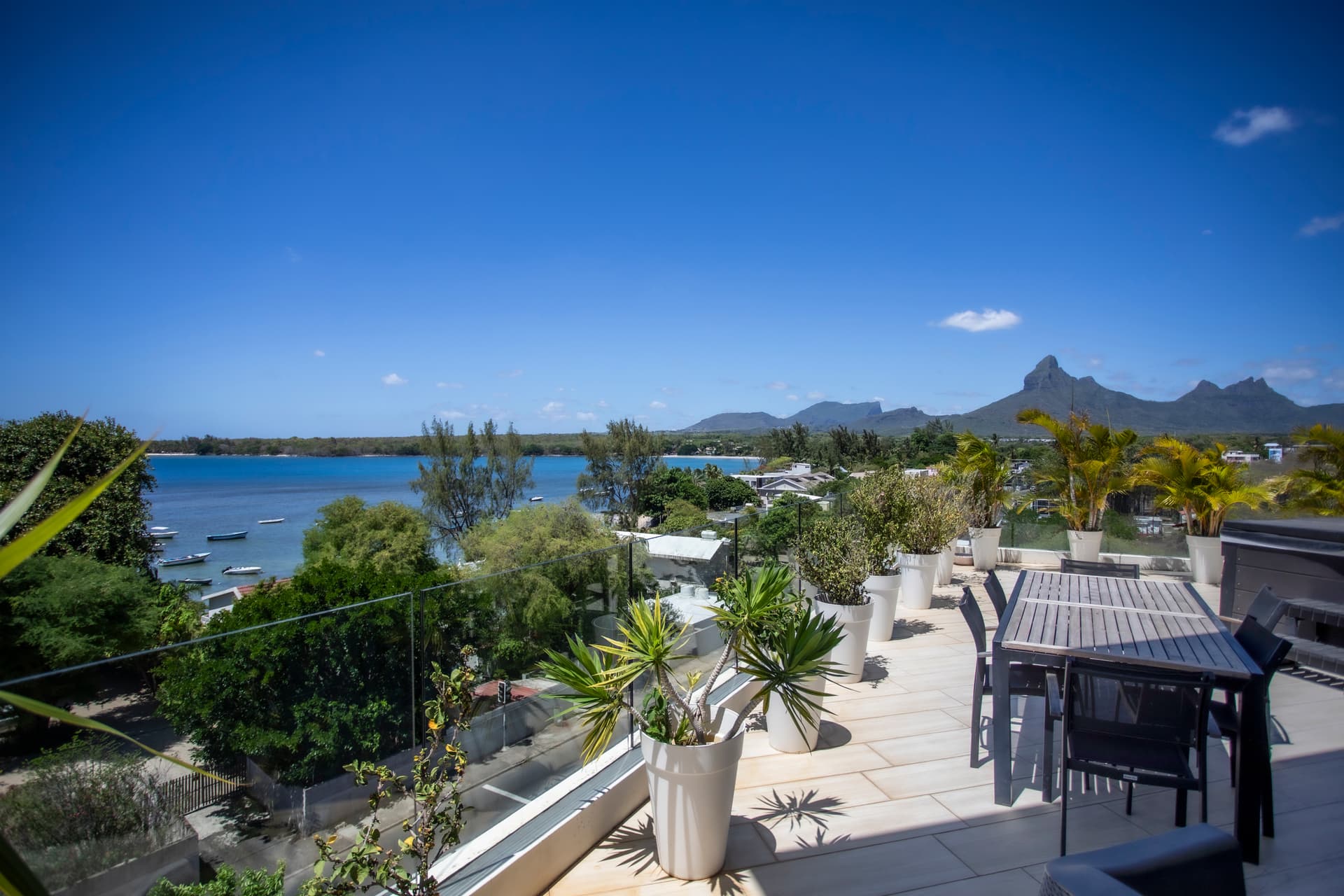 Luxury Penthouse, Amazing Sea Views and Jacuzzi