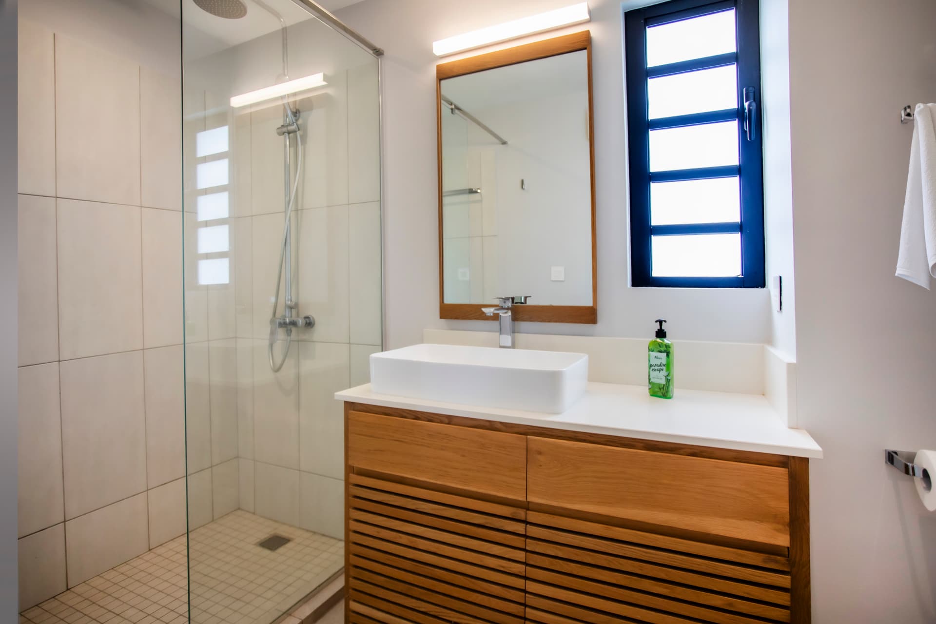 Studio de luxe au bord de l'eau avec piscine